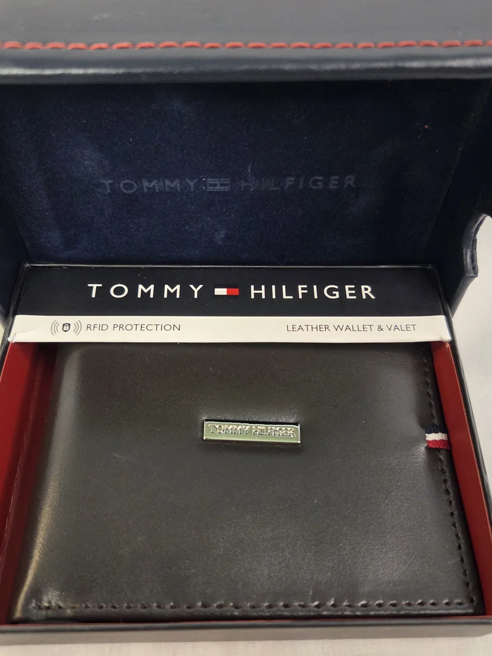 Tommy Hilfiger Men's Black Leather RFID Bi-Fold Wallet